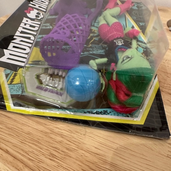 NWT MONSTER HIGH DOLL NRFB VENUS MCFLYTRAP CASKETBALL CHAMP 2016 - Picture 7 of 10